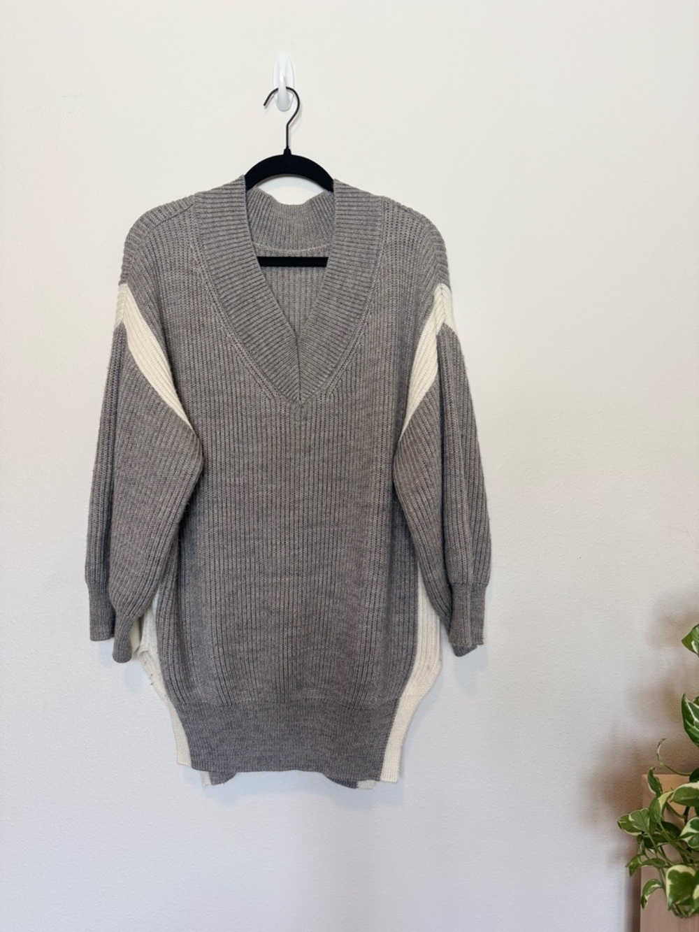 J.ING Wool-Blend Gray V-Neck Ribbed Tunic Sweater with Cream Panels